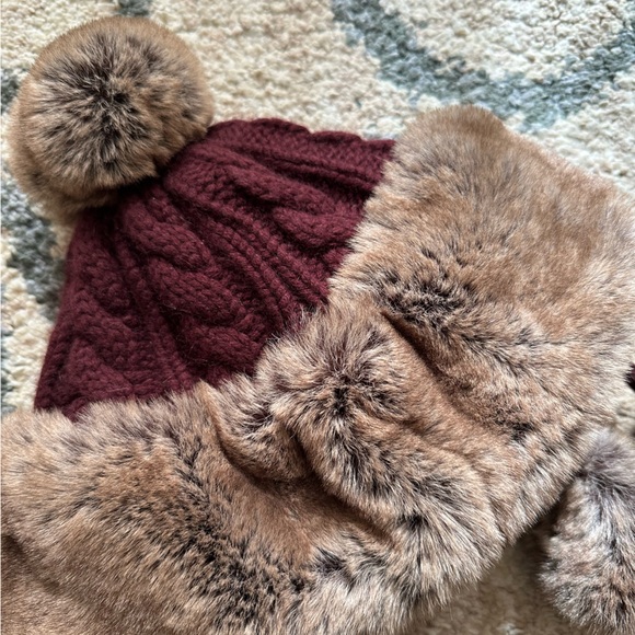 Manitobah Mukluks - Faux Fur - Burgundy - Pom Pom Toque - One Size - Winter Hat - Picture 2 of 4